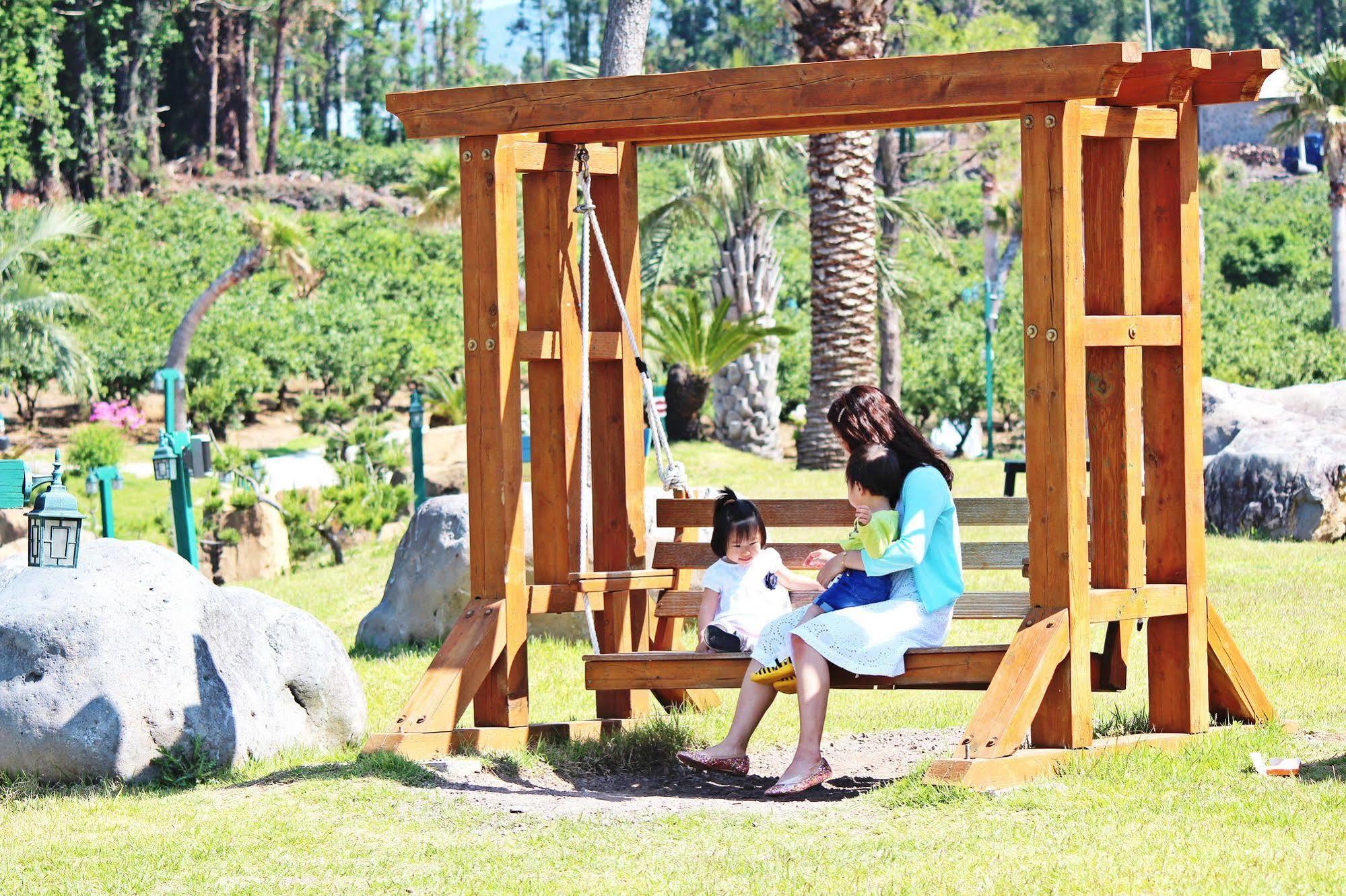 Jungmun Log Pension & Resort Σεογκουίπο Εξωτερικό φωτογραφία